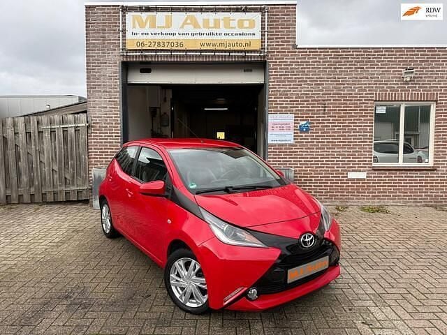 Rood Gebruikt 2018 Toyota Aygo X-wave Hatchback | € 7.500 (Super prijs) - Afbeelding 1/4