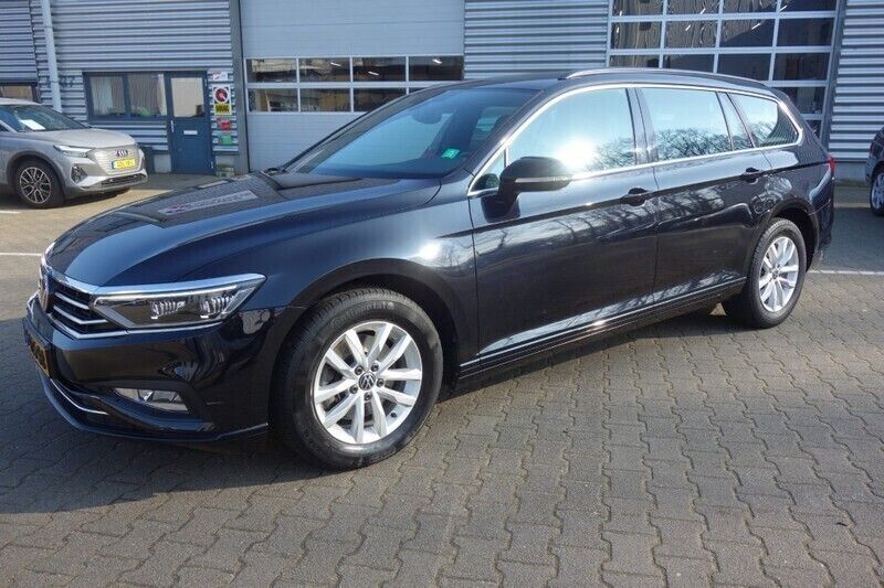 Zwart Gebruikt 2021 VW Passat Business Stationwagen | € 23.850 (Goede deal) - Afbeelding 1/4