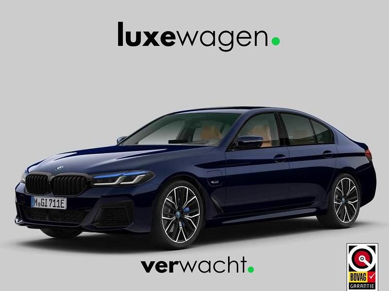 Blauw Occasion 2021 BMW 545e M Sport Sedan | € 47.900 (Eerlijke prijs) - Afbeelding 1/4