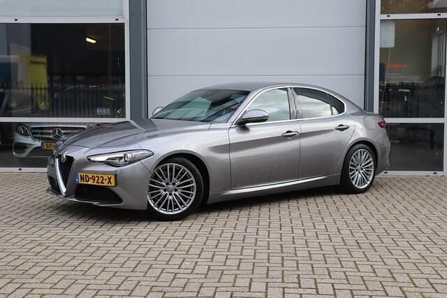 Grijs Gebruikt 2017 Alfa Romeo Giulia Super Sedan | € 22.950 (Goede deal) - Afbeelding 1/4