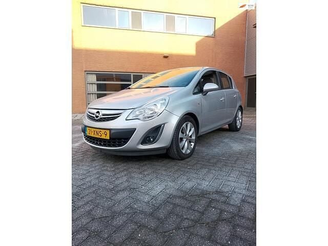 Grijs (metallic) Gebruikt 2012 Opel Corsa Edition Hatchback | € 2.999 (Goede deal) - Afbeelding 1/4