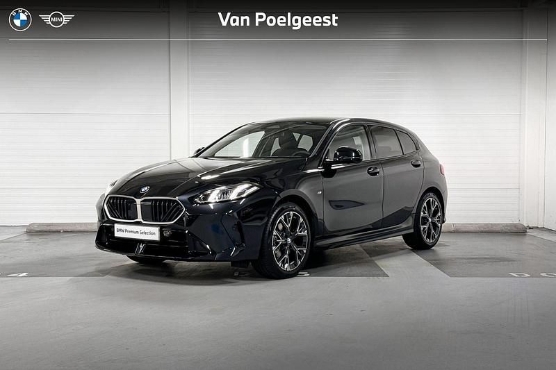 Saphischwarz (donker zwart) Gebruikt 2024 BMW 120 M Sport Hatchback | € 34.900 (Eerlijke prijs) - Afbeelding 1/4