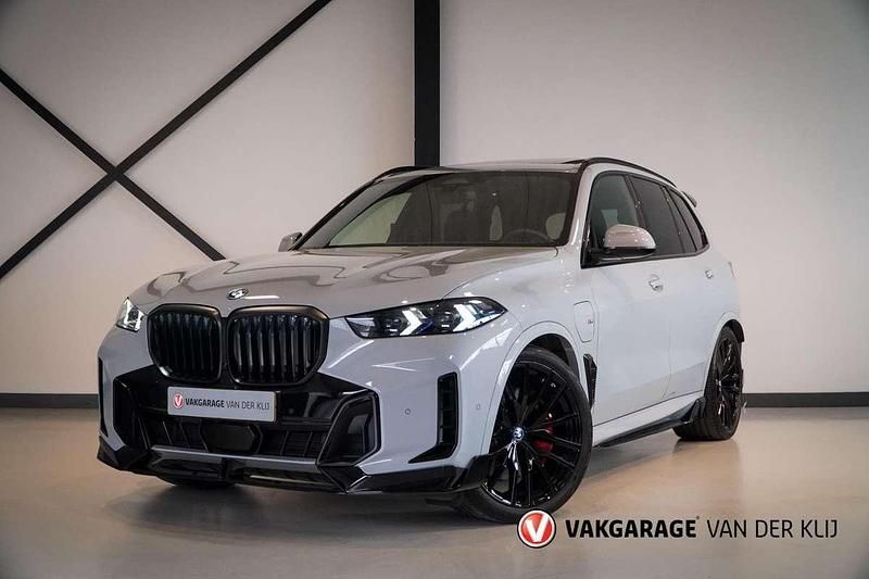 Grijs Gebruikt 2024 BMW X5 M Sport SUV | € 97.450 (Duur) - Afbeelding 1/4