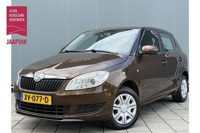 Bruin Occasion 2013 Skoda Fabia Hatchback | € 2.999 (Eerlijke prijs) - Afbeelding 1/4