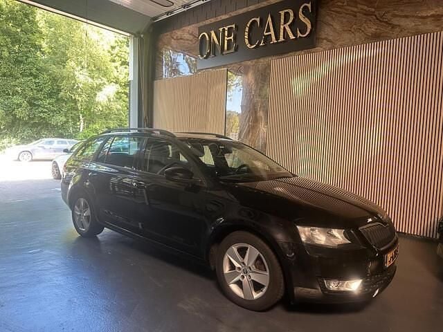 Zwart Gebruikt 2013 Skoda Octavia Ambition Stationwagen | € 4.650 (Duur) - Afbeelding 1/4