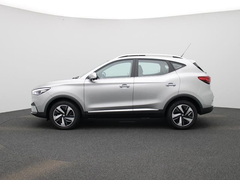 Nieuw MG ZS Luxury 130 kW (177 PK) 2025 Rood Sedan