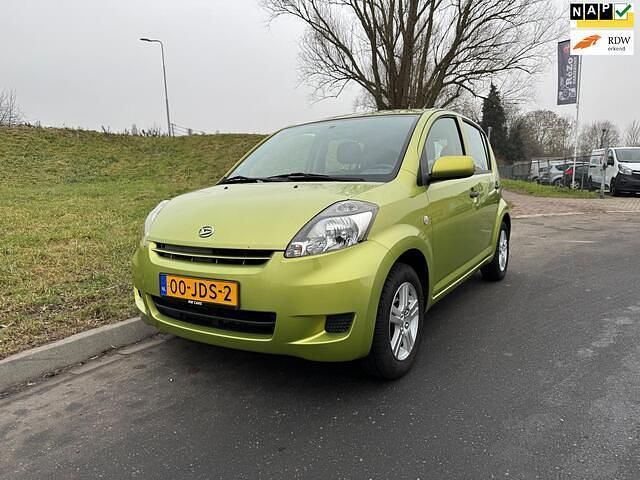 Occasion Daihatsu Sirion 69 PK (50 kW) 2009 Groen (metallic) Hatchback