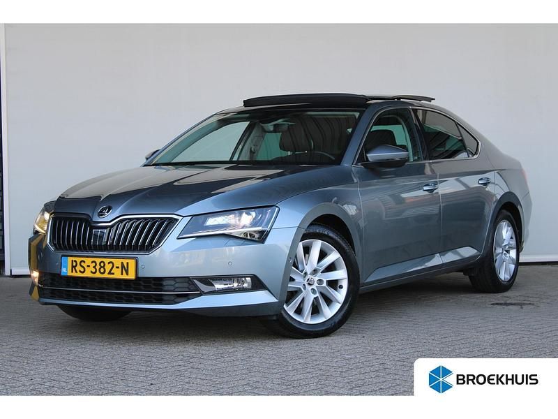 Grijs Gebruikt 2018 Skoda Superb Business Line Hatchback | € 20.900 (Eerlijke prijs) - Afbeelding 1/4