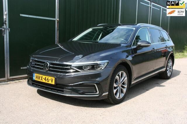 Zwart Gebruikt 2020 VW Passat Business Stationwagen | € 19.950 (Goede deal) - Afbeelding 1/4