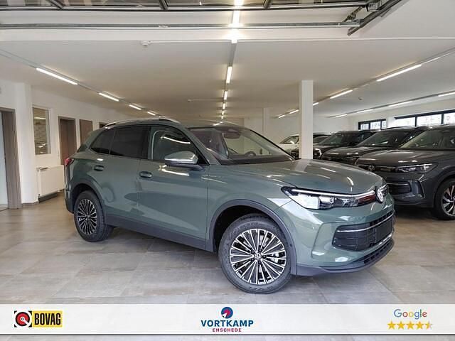 Groen Nieuw 2025 VW Tiguan Life SUV | € 49.940 (Goede deal) - Afbeelding 1/4