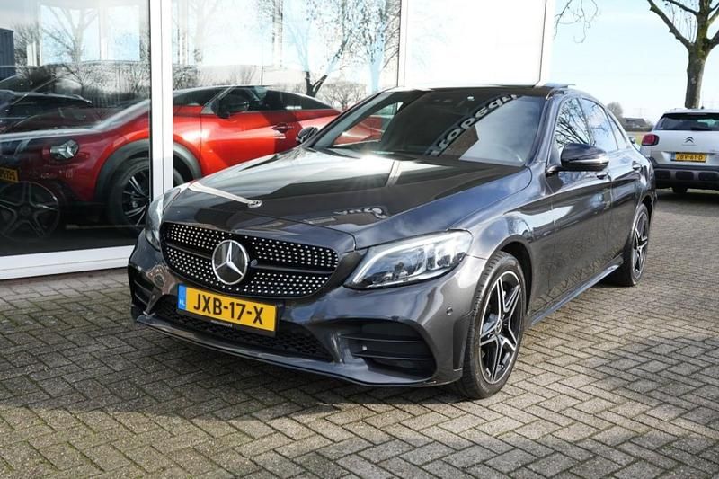 Grijs Occasion 2021 Mercedes C300e AMG line Sedan | € 34.450 (Eerlijke prijs) - Afbeelding 1/4
