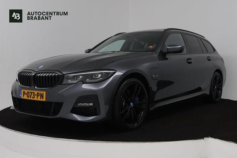 Grijs Occasion 2022 BMW 330e Executive Stationwagen | € 32.945 (Super prijs) - Afbeelding 1/4