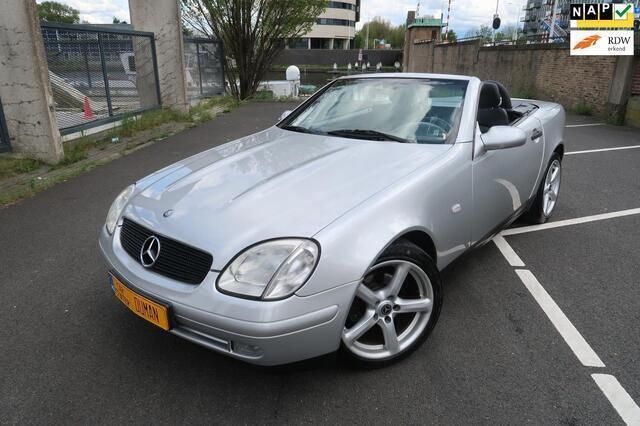 Grijs, metallic lak Gebruikt 1997 Mercedes SLK200 Elegance Cabriolet | € 5.550 (Eerlijke prijs) - Afbeelding 1/4