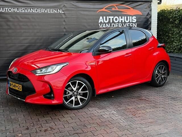 Occasion Toyota Yaris Hybrid Executive 2021 Rood Hatchback