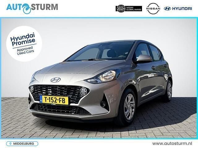 Grijs Gebruikt 2023 Hyundai i10 Comfort Hatchback | € 13.940 (Eerlijke prijs) - Afbeelding 1/4