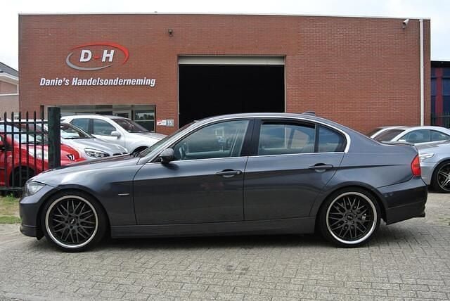 Grijs Gebruikt 2006 BMW 325 Sedan | € 4.399 (Goede deal) - Afbeelding 1/4