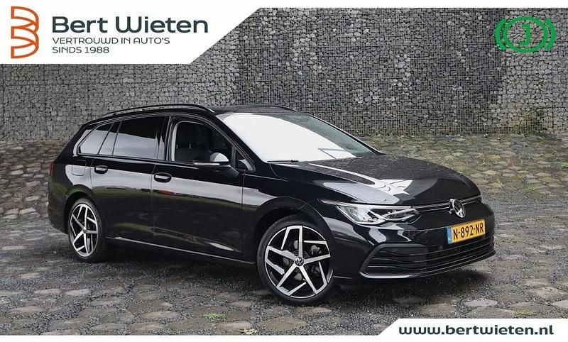 Zwart Gebruikt 2021 VW Golf VIII Style Hatchback | € 22.290 (Eerlijke prijs) - Afbeelding 1/3