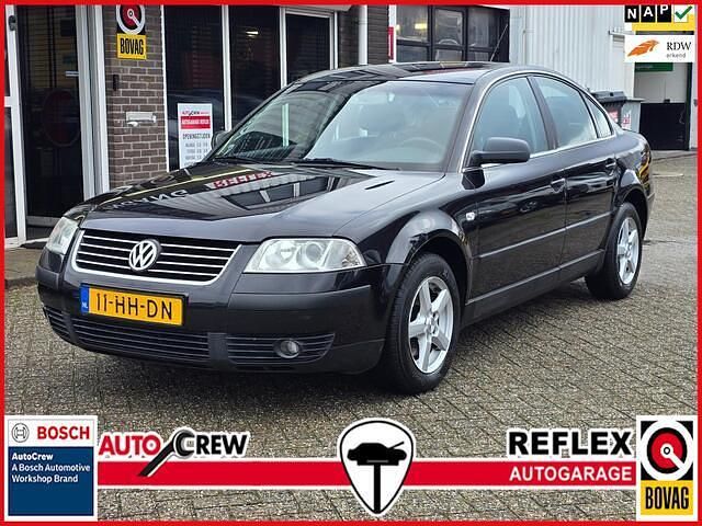 Zwart Occasion 2001 VW Passat Comfortline Sedan | € 1.750 (Eerlijke prijs) - Afbeelding 1/4