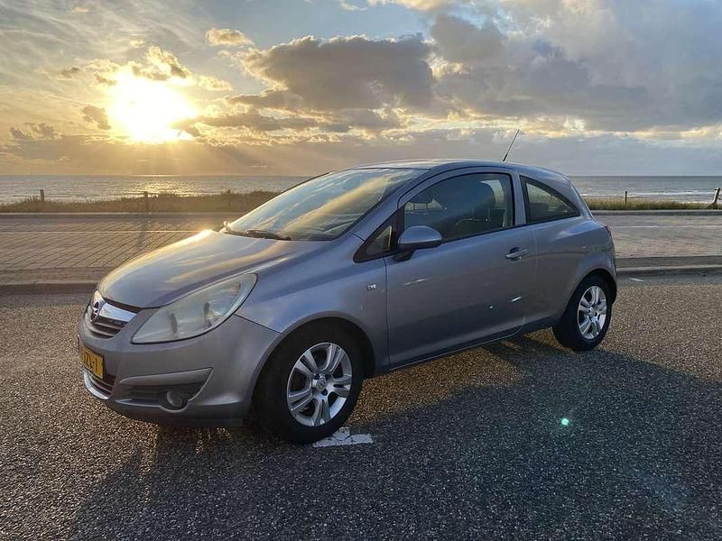 Grijs Gebruikt 2009 Opel Corsa MPV | € 3.200 (Eerlijke prijs) - Afbeelding 1/4