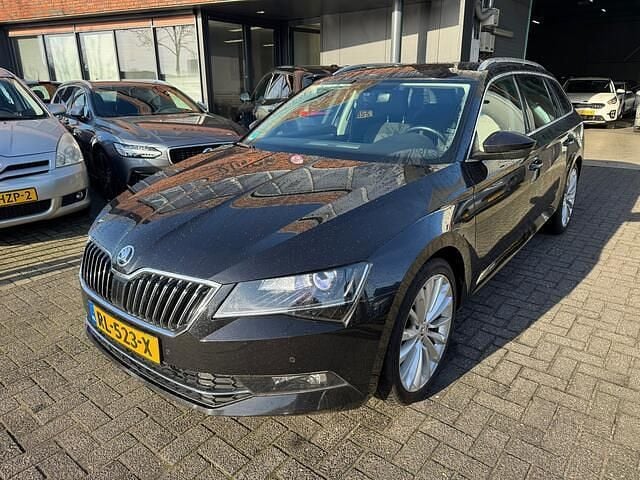 Zwart Occasion 2018 Skoda Superb Style Stationwagen | € 11.995 (Goede deal) - Afbeelding 1/4