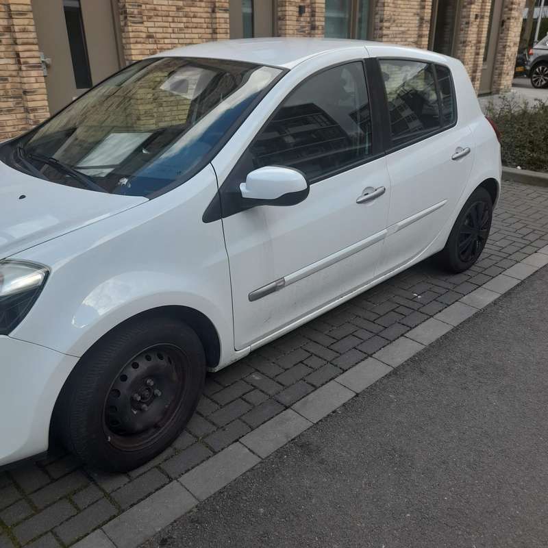 Wit Gebruikt 2011 Renault Clio II Collection Hatchback | € 2.000 (Eerlijke prijs) - Afbeelding 1/2
