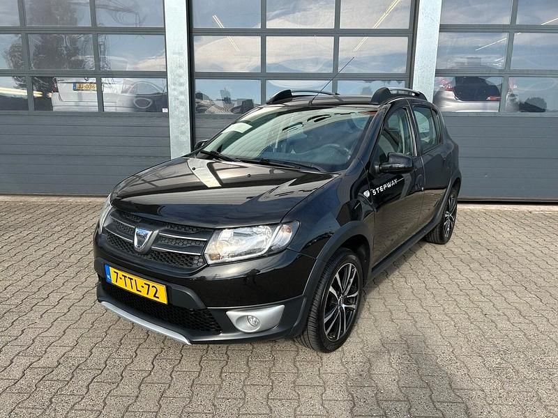 Zwart Gebruikt 2014 Dacia Sandero Lauréate Hatchback | € 7.835 (Eerlijke prijs) - Afbeelding 1/4