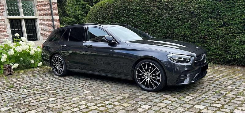 Grijs Gebruikt 2022 Mercedes E200 AMG Stationwagen | € 44.400 (Iets duurder) - Afbeelding 1/4