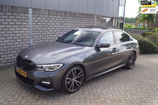 Grijs, metallic lak Gebruikt 2022 BMW 320 M Sport Sedan | € 38.450 (Eerlijke prijs) - Afbeelding 1/4