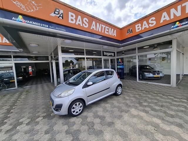 Grijs Gebruikt 2013 Peugeot 107 Active Hatchback | € 3.950 (Eerlijke prijs) - Afbeelding 1/4