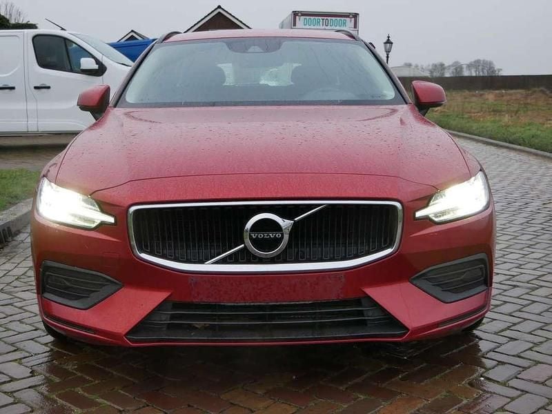 Occasion Volvo V60 Momentum 150 PK (110 kW) 2019 Rood, metallic lak Stationwagen
