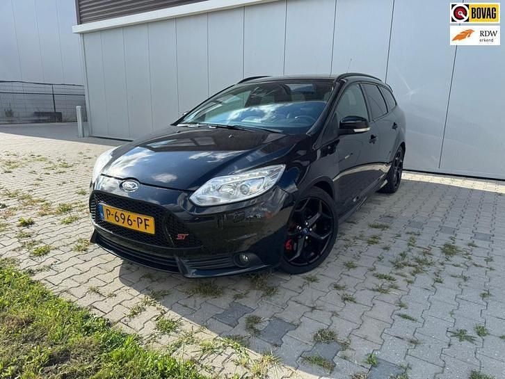 Zwart (metallic) Occasion 2012 Ford Focus ST Stationwagen | € 9.950 (Goede deal) - Afbeelding 1/4