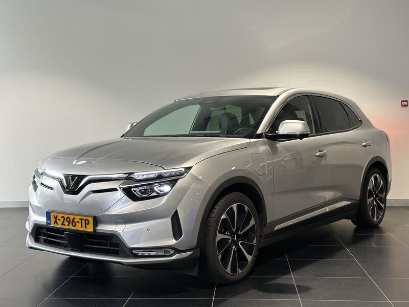 Grijs, metallic lak Gebruikt 2024 VinFast VF 8 Plus SUV | € 43.290 - Afbeelding 1/4