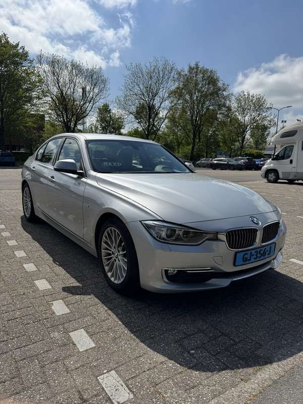 Grijs Gebruikt 2015 BMW 320 Luxury Line Sedan | € 9.250 (Goede deal) - Afbeelding 1/4