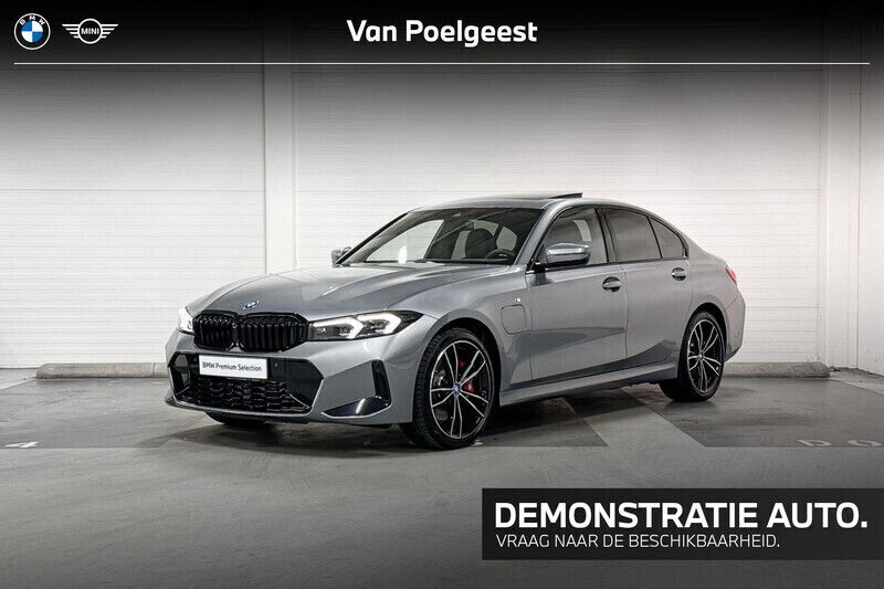 Skyscrapergrau (licht grijs) Gebruikt 2025 BMW 320e M Sport Sedan | € 51.900 (Duur) - Afbeelding 1/4