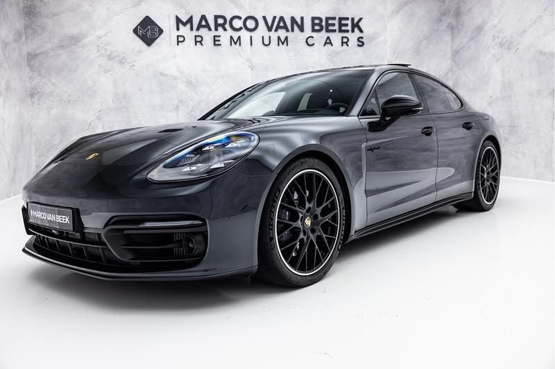 Grijs Gebruikt 2023 Porsche Panamera Platinum Edition Hatchback | € 94.850 (Eerlijke prijs) - Afbeelding 1/3