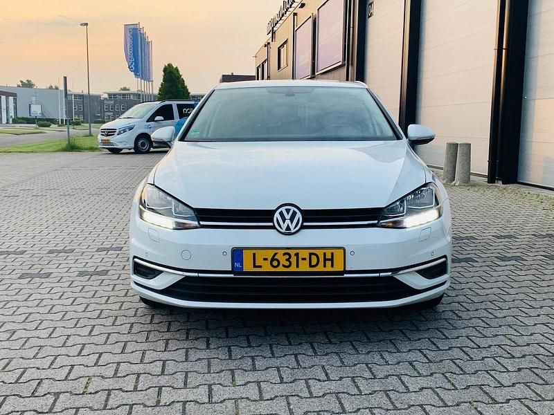 Wit (metallic) Occasion 2018 VW Golf VII Comfortline Hatchback | € 9.000 (Super prijs) - Afbeelding 1/4