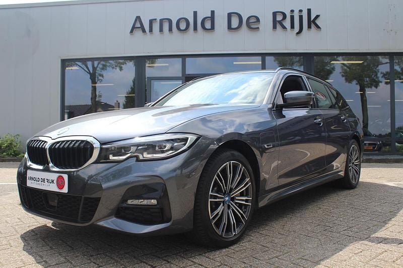 Grijs Gebruikt 2022 BMW 330e Comfort Edition Stationwagen | € 34.950 (Super prijs) - Afbeelding 1/4