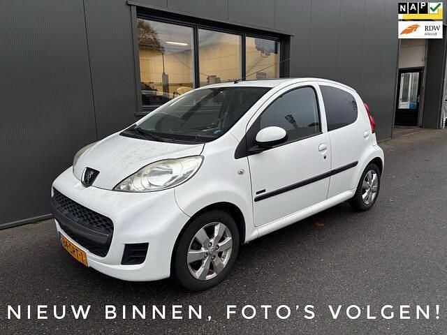 Wit Gebruikt 2011 Peugeot 107 Sportium Hatchback | € 3.240 (Eerlijke prijs) - Afbeelding 1/4