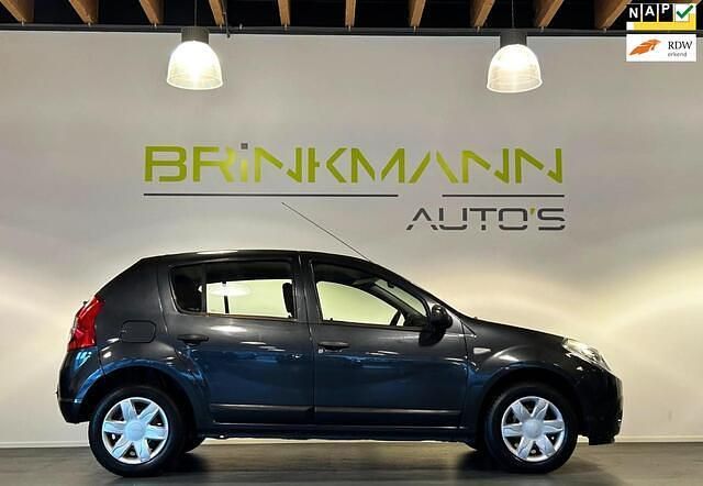 Grijs Gebruikt 2008 Dacia Sandero Ambiance Hatchback | € 1.749 (Eerlijke prijs) - Afbeelding 1/4