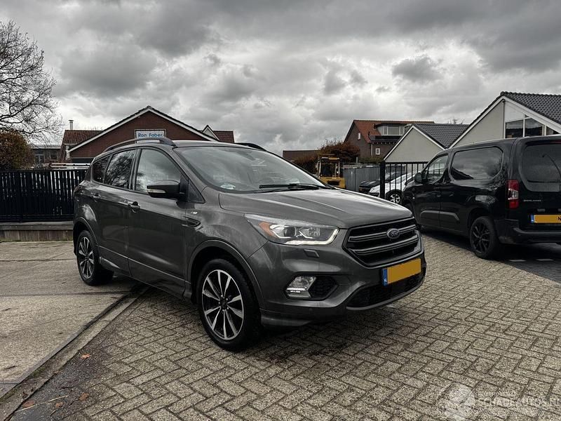 Grijs Gebruikt 2017 Ford Kuga ST-Line SUV | € 11.950 (Super prijs) - Afbeelding 1/4