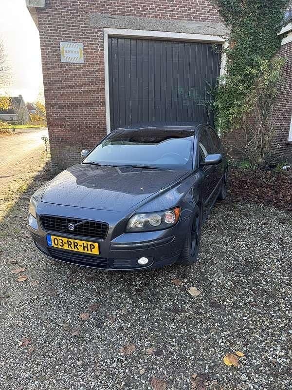 Grijs Gebruikt 2005 Volvo S40 Momentum Sedan | € 2.000 (Eerlijke prijs) - Afbeelding 1/4