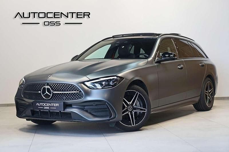 Grijs Gebruikt 2022 Mercedes C300e AMG line Stationwagen | € 46.945 (Duur) - Afbeelding 1/3