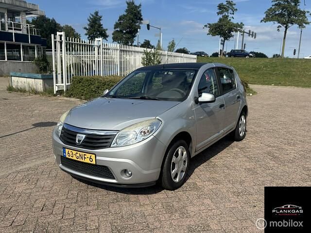 Grijs Occasion 2008 Dacia Sandero Lauréate Hatchback | € 2.250 (Duur) - Afbeelding 1/4