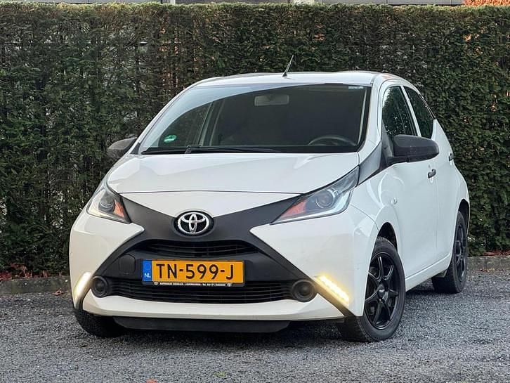 Wit Gebruikt 2017 Toyota Aygo Hatchback | € 4.325 (Super prijs) - Afbeelding 1/4