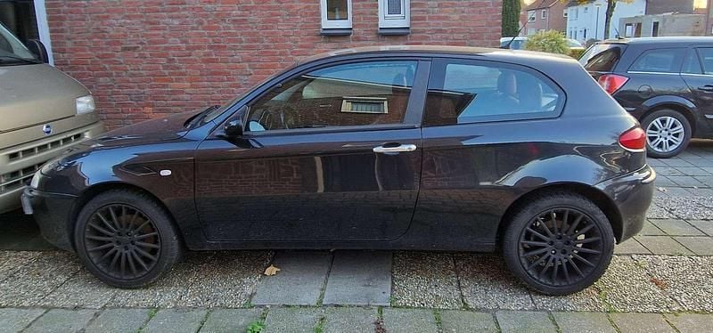 Zwart Gebruikt 2004 Alfa Romeo 147 Lusso Hatchback | € 599 (Goede deal) - Afbeelding 1/4