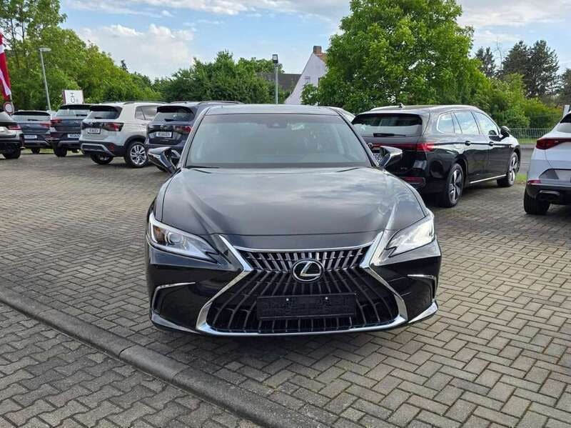 Zwart Nieuw 2025 Lexus ES300H Business Edition Sedan | € 54.900 (Eerlijke prijs) - Afbeelding 1/4