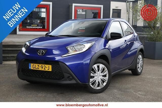 Blauw Gebruikt 2024 Toyota Aygo Play Hatchback | € 17.950 (Eerlijke prijs) - Afbeelding 1/4