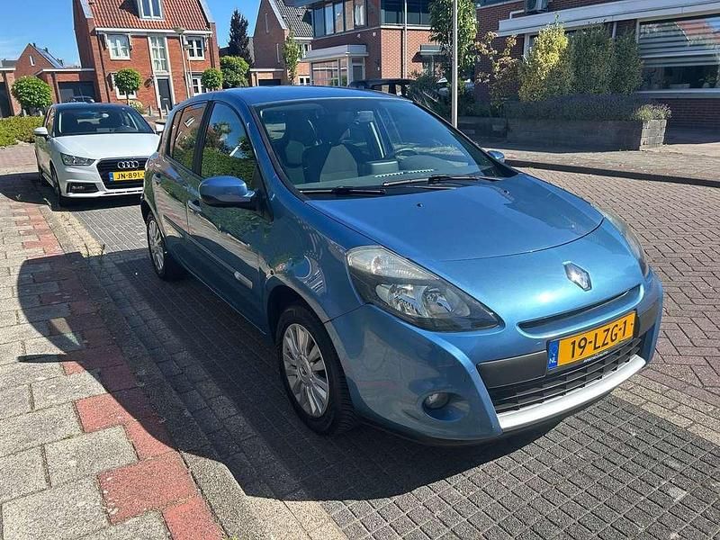 Blauw Gebruikt 2010 Renault Clio II Collection Hatchback | € 2.950 (Eerlijke prijs) - Afbeelding 1/4