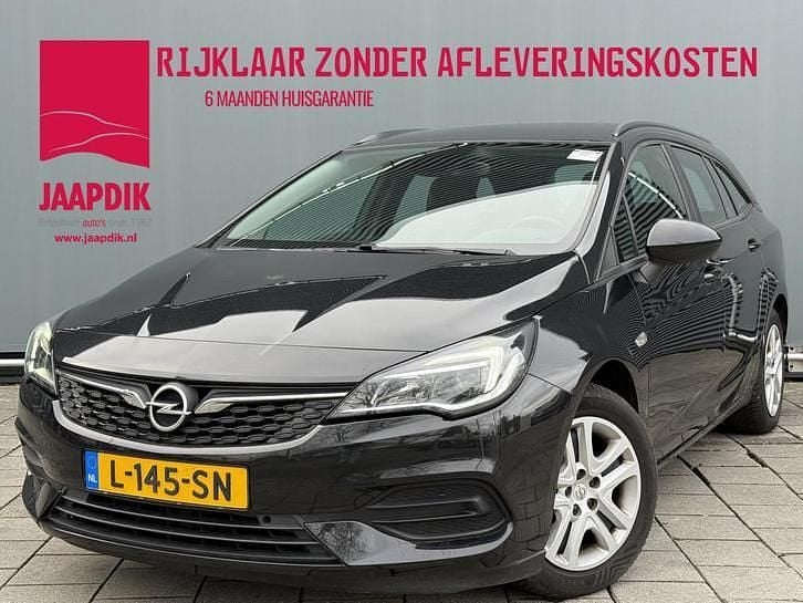 Zwart (metallic) Gebruikt 2021 Opel Astra Edition Stationwagen | € 9.899 (Goede deal) - Afbeelding 1/4