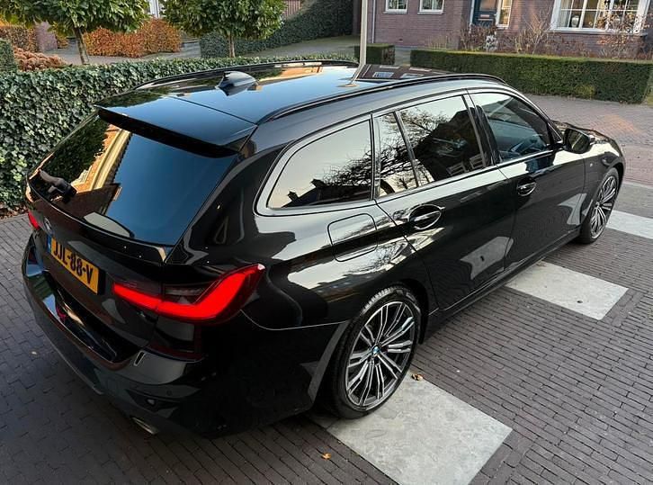 Zwart Gebruikt 2021 BMW 318 Executive Stationwagen | € 29.950 (Eerlijke prijs) - Afbeelding 1/4